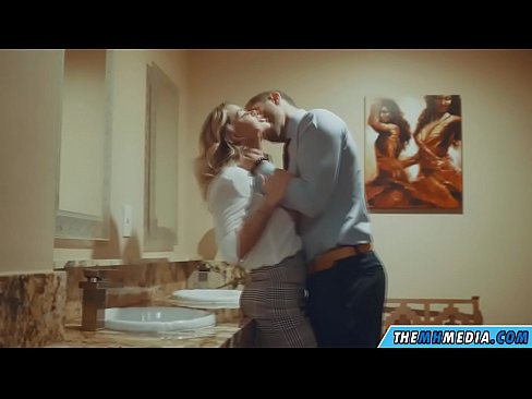 ❤️ Wakati blonde mwenye busty anakutongoza kwenye choo cha umma ️❌ ❌